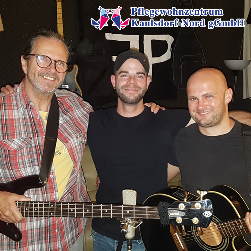 Marcel Gewinnus mit zwei weiteren Bandmitgliedern und Gitarren am Singen